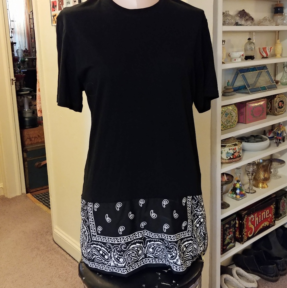Bricks Top Black Short Sleeve Summer Top EUC